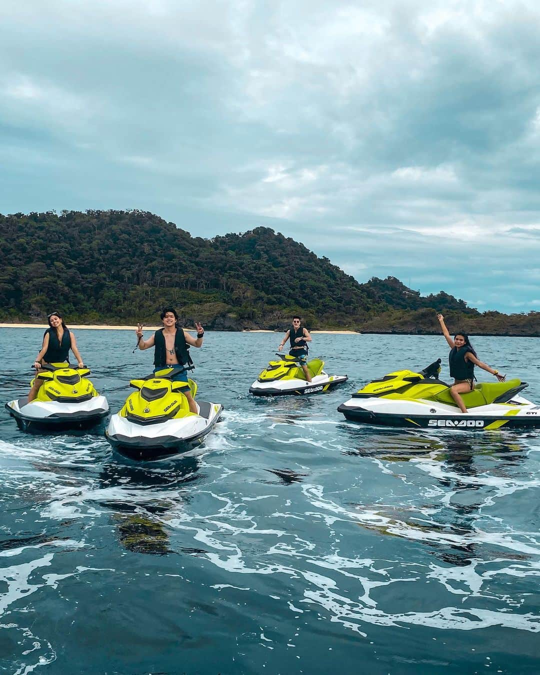 Ranz Kyleさんのインスタグラム写真 - (Ranz KyleInstagram)「Catching em waves with good company 🌴🙌🏻🌊」2月16日 23時00分 - ranzkyle