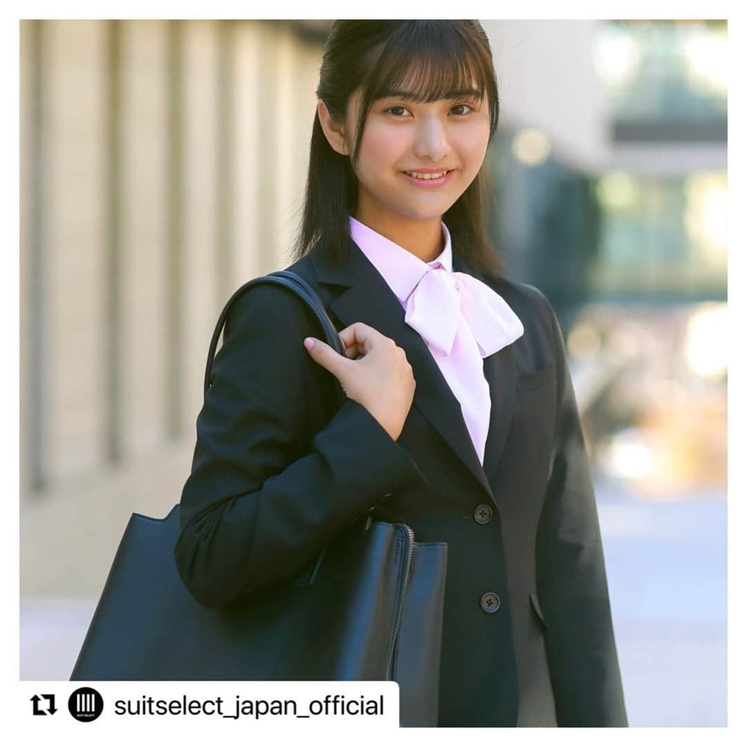 サマンサタバサさんのインスタグラム写真 - (サマンサタバサInstagram)「＼大好評発売中／  【SUIT SELECT × Samantha Beauty Project】  企画スタートから約1年、 スーツのデザインやシルエット・機能性など、 女性ならではのスーツへの悩みを 1500人以上の女性社員からヒアリング♪  サマンサタバサとスーツセレクトの 新入社員のフレッシュな意見や お客様から寄せられたリアルな声をぎゅっと詰め込み、 入学～就活～入社まで長く使える、 「究極のレディーススーツ」が完成しました♡  ブラック・ネイビーの2色展開で、 ジャケット・パンツ・スカートの選べる3点セットです✨  リボンタイ・フリルがセットになった 3wayの贅沢ブラウスもプロデュース✨✨  ※商品の発売は、SUIT SELECT公式オンラインショップ または、店頭のみとなります。  #samanthathavasa#collaboration#suitselect#suit#サマンサタバサ#コラボレーション#スーツセレクト#スーツ#究極のスーツ#究極の黒スーツ#究極のレディースブラックスーツ#サマンサスーツマジック#サマンサコラボスーツ　#samanthabeautyproject#サマンサビューティプロジェクト  #Repost @suitselect_japan_official with @make_repost ・・・ 【SUIT SELECT×Samantha Beauty Project】  サマンサタバサの女性社員の声と、スーツセレクトの製品開発力から生まれた、入学・就活・入社迄長く使える「究極のレディーススーツ」  入学式にはブラックスーツに、春色ピンクのリボン＆フリルが取り外し可能な、3WAYシャツをコーディネートしてみてはいかがでしょうか？  全国のスーツセレクト、スーツセレクト公式通販サイトで発売中です。」2月16日 23時09分 - samantha.thavasa.info