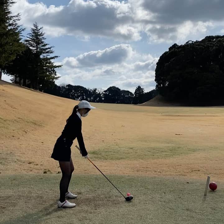 hina2221のインスタグラム：「ドライバーはいつも一生懸命ふるけど 飛ばない🤫💔 ドライバーは、フライングキャットにしてからスライスでなくなりました🥺 . . .  #ゴルフ好き #ゴルフラウンド #ゴルフ女子 #ゴルフ上手くなりたい #ゴルフスイング #ゴルフスイング動画 #ゴルフコーデ #ゴルフ男子 #ゴルフ好きな人と繋がりたい #ゴルフ好きな人と仲良くなりたい #ゴルフ記録 #ファッション #おしゃれさんと繋がりたい #お洒落 #ゴルジョ #スポーツコーデ  #golf #golfstagram #golfwear #golfgirl #golfswing #골프여자#골프스타그램 #골프 #골프웨어#石川遼 #ゴルフ初心者  #ドライバーショット#ビジョビジョ  石川遼くん  @hina22221」