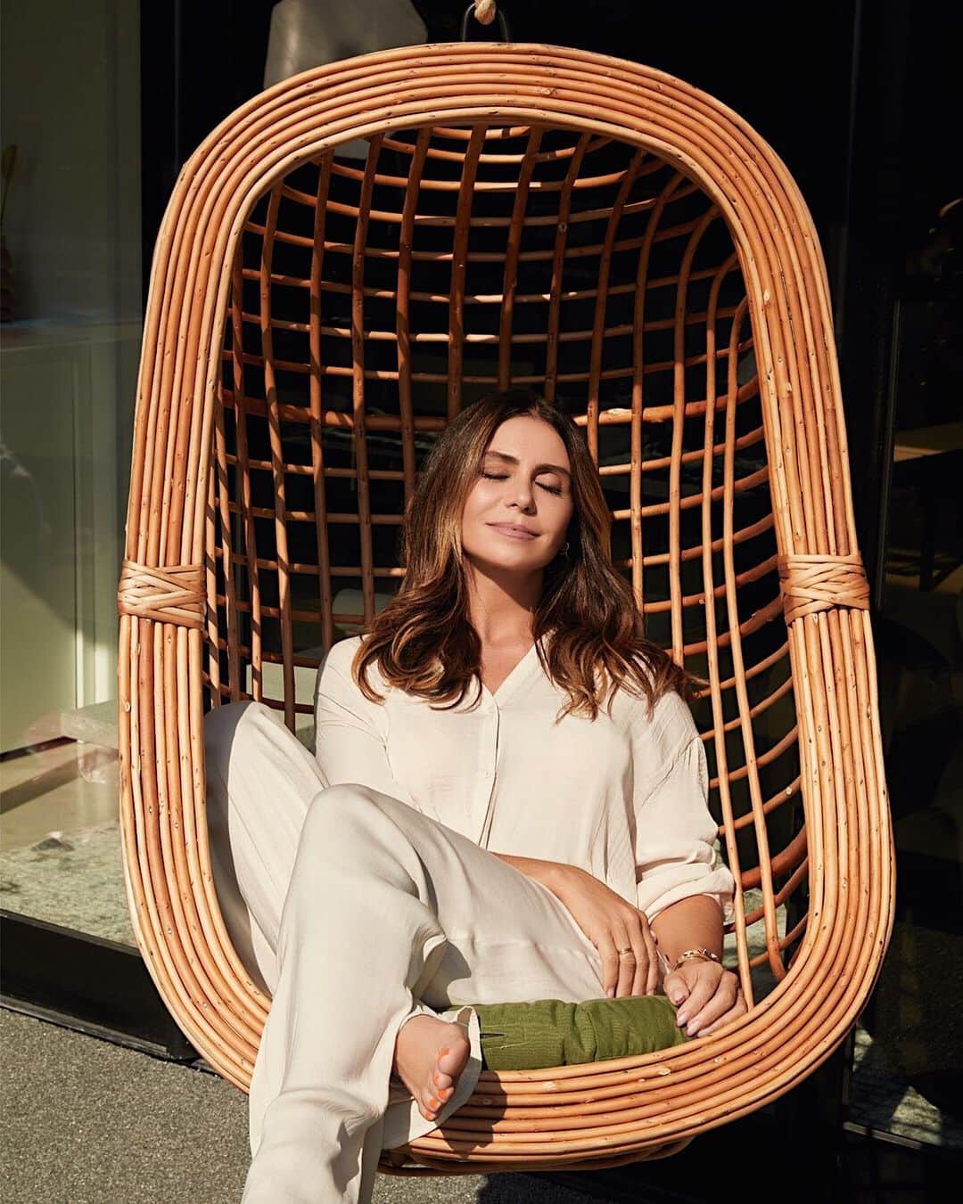 Giovanna Antonelliのインスタグラム：「Gosto muito de contemplar, de ver o pôr do sol e queria mais significado pro meu espaço cheio de potencial e pouco uso. Por isso, o @westwingbr escolheu os móveis do projeto a dedo que, além de lindos, podem ficar no tempo. Como essa poltrona suspensa superconfortável, que ajudou a criar um cantinho zen. Era o que eu mais esperava: um espaço para olhar o céu! Acesse o site para se inspirar e transformar a sua casa também! #GioAntonelliNoWestwing #MakeoverWestwing #GiovannaAntonelli #WestwingBR #Publi」