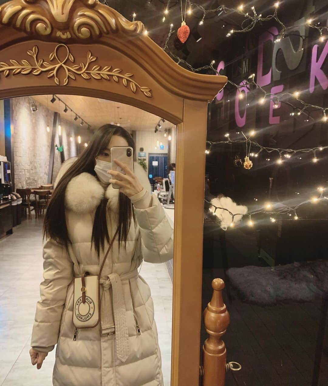 ミンヒ のインスタグラム：「화이트 롱패딩 이번 내 교복🙄💗 춥따」