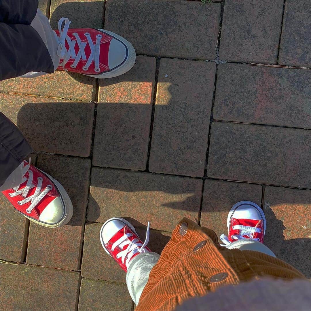ゆかさんのインスタグラム写真 - (ゆかInstagram)「We matched shoes together ♥️♥️♥️♥️♥️ 👟 @converse  . . 요새 매일 함께 하는 아침 산책은 로한이랑 신발 맞춰신기 😌 ロハンとスニーカーお揃いにして朝の散歩に♥️ 👟 @converse_kr   . . . #ゆかすん夫婦 #family  #日韓夫婦  #韓国在住　#youtuber #韓国  #日韓夫婦  #유튜버 #제주맘  #아들맘  #한국살이 #국제커플 #국제부부  #부부  #韓国生活  #yukachannel  #일상  #아들과엄마  #赤ちゃんのいる生活 #ママと息子　#mommylife  #momlife #mommyandson  #커플신발 #컨버스 #コンバース　#converse #リンクコーデ　#커플룩 #ootd」2月16日 23時05分 - bjyuka