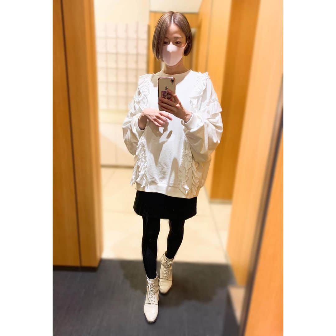 宮島咲良さんのインスタグラム写真 - (宮島咲良Instagram)「ㅤㅤㅤㅤㅤㅤㅤㅤㅤㅤㅤㅤㅤ #私服戦隊ミヤジマン  珍しく色なし〜🖤🤍 ㅤㅤㅤㅤㅤㅤㅤㅤㅤㅤㅤㅤㅤ tops: @jouetie_official  #jouetie #jouetie_ootd  skirt: @murua_official #murua  boots: @sellenatela #sellenatela  ㅤㅤㅤㅤㅤㅤㅤㅤㅤㅤㅤㅤㅤ #派手髪女子 #派手髪ショート #今日のコーデ #ootd #ootdfashion #宮島咲良 #ミヤジマン #ぼっち戦隊ミヤジマン」2月16日 23時05分 - sakura_miyajiman