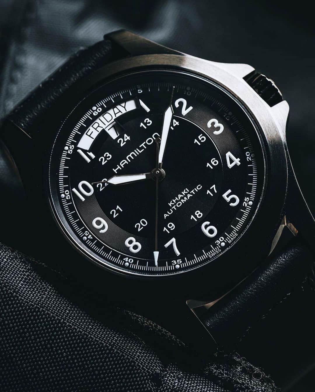 Hamilton Watchさんのインスタグラム写真 - (Hamilton WatchInstagram)「Our Khaki Field King Auto is ready for an adventure! With a rugged, all-black style and an 80-hour power reserve you’ll be prepared for anything with this military-inspired watch on your wrist #hamiltonwatch (Ref. H64465733)」2月16日 23時07分 - hamiltonwatch