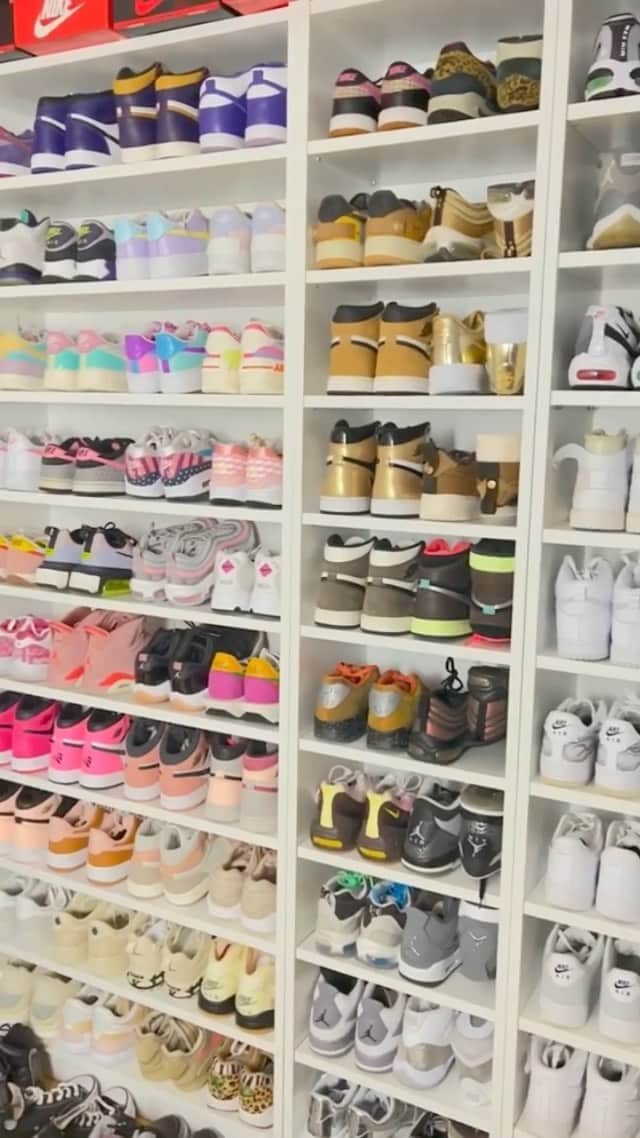 Foot Lockerのインスタグラム：「Color Coordinated 👟 Tag a sneakerhead that would do this #becausesneakers  🎥: @rebeccahyldahl」