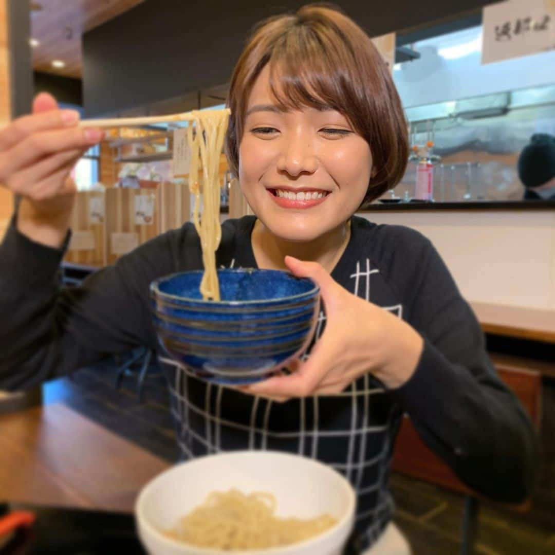 木岡真理奈さんのインスタグラム写真 - (木岡真理奈Instagram)「おいしいラーメン屋さん🍜 見つけてしまった…！！！ 今週土曜日のあさコレ！で💁🏻‍♀️  何も気にしなくていいなら毎日ラーメン食べたいです。  #ほんまにおいしい時の顔 #中毒性あります #ラーメン #つけ麺 #推し麺  #あさコレ #テレビ高知 #アナウンサー #木岡真理奈」2月16日 23時11分 - kutv_kioka