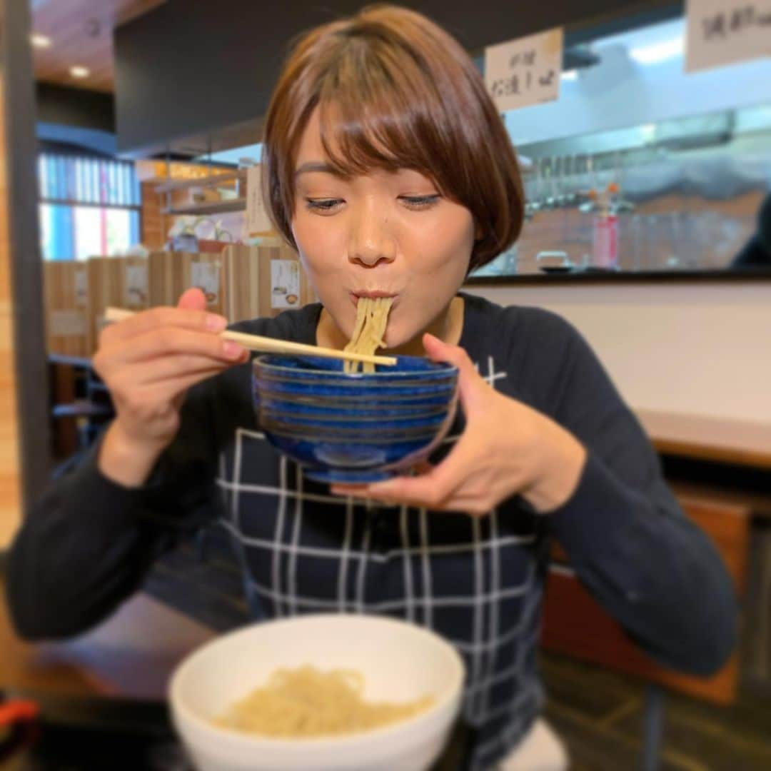 木岡真理奈さんのインスタグラム写真 - (木岡真理奈Instagram)「おいしいラーメン屋さん🍜 見つけてしまった…！！！ 今週土曜日のあさコレ！で💁🏻‍♀️  何も気にしなくていいなら毎日ラーメン食べたいです。  #ほんまにおいしい時の顔 #中毒性あります #ラーメン #つけ麺 #推し麺  #あさコレ #テレビ高知 #アナウンサー #木岡真理奈」2月16日 23時11分 - kutv_kioka