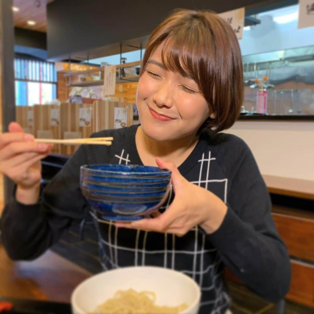 木岡真理奈さんのインスタグラム写真 - (木岡真理奈Instagram)「おいしいラーメン屋さん🍜 見つけてしまった…！！！ 今週土曜日のあさコレ！で💁🏻‍♀️  何も気にしなくていいなら毎日ラーメン食べたいです。  #ほんまにおいしい時の顔 #中毒性あります #ラーメン #つけ麺 #推し麺  #あさコレ #テレビ高知 #アナウンサー #木岡真理奈」2月16日 23時11分 - kutv_kioka