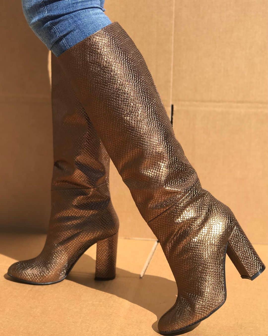 イズロさんのインスタグラム写真 - (イズロInstagram)「#islo #isabellalorusso #isloshoes #shoes #boots #heels #tacchi #stampa #rettile #fashion #style #moda #colore #bestseller #shoppingonline #shoponline #madeinitaly #staytuned #fantasy #bronzo #saldi #sale」2月16日 23時13分 - islo_isabellalorusso