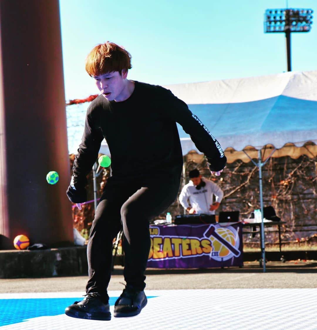 石田太志のインスタグラム：「I performed at Sanjo beaters event. That’s great basketball court! I love it. I have to consider to get it for Footbag. Oh and I wore the HHKB T-shirt. This is great as well. #footbag #taishiishida #freestyle #soccer #follow #worldchampion #performance #performer #instagramer #hackysack #event #hhkb #tshirt」