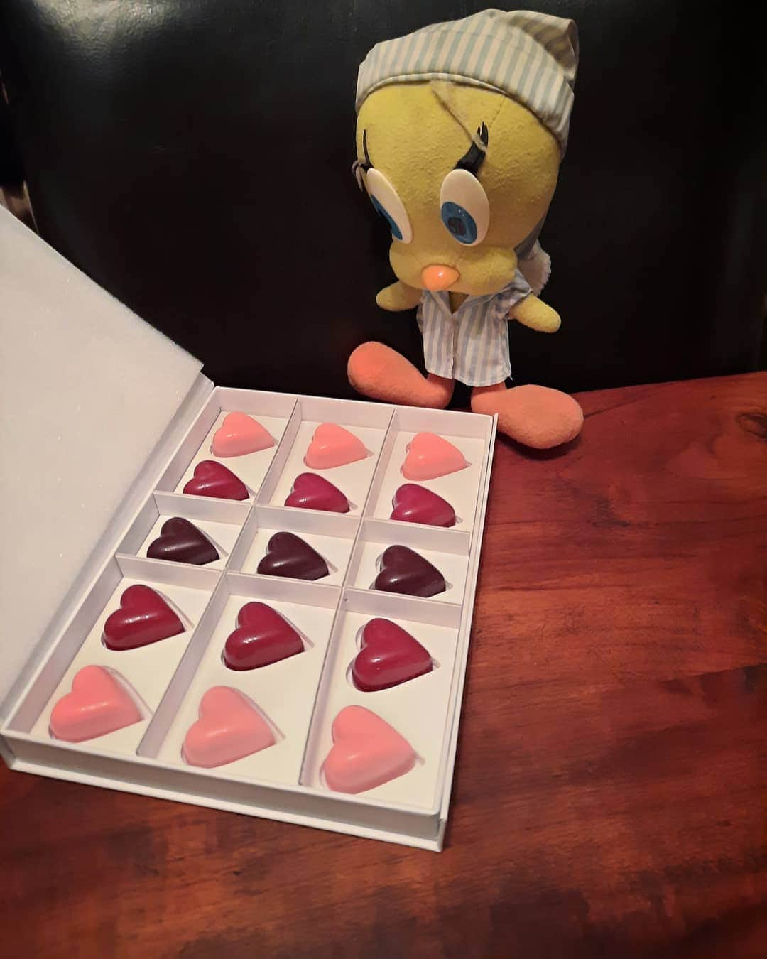 Little Yellow Birdさんのインスタグラム写真 - (Little Yellow BirdInstagram)「Fantastic Valentine chocolates for this #honeygroveteapartytuesday! Sweet!! #littleyellowbird #tweety #tweetykweelapis #adventures #yellow #bird #tuesday #sweet #sweettreat #chocolate #chocolates #bonbons #heart #valentine #bijjef #chocolade #stuffedanimalsofinstagram #plushiesofinstagram」2月16日 23時14分 - tweetykweelapis