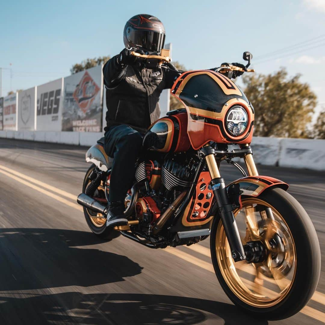 ケアリー・ハートさんのインスタグラム写真 - (ケアリー・ハートInstagram)「Damn, this bike is fun! Think it’s time to get out and ride today 🤘🏼🤘🏼. @indianmotorcycle @foxmoto #IndianChief」2月16日 23時27分 - hartluck