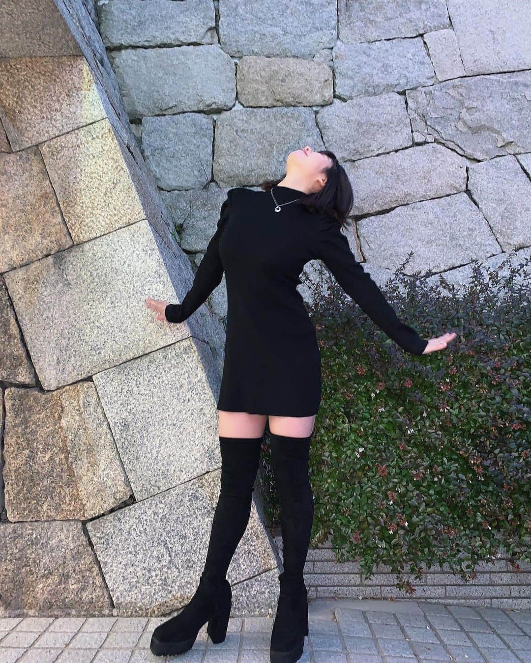 石田優美さんのインスタグラム写真 - (石田優美Instagram)「﻿ 笑笑🖤﻿ ﻿ ﻿ #全身コーデ #ファッション #黒コーデ #ブラックコーデ  #ニーハイブーツ #靴 #服 #👢 #👚」2月16日 23時22分 - yu_mi_1012
