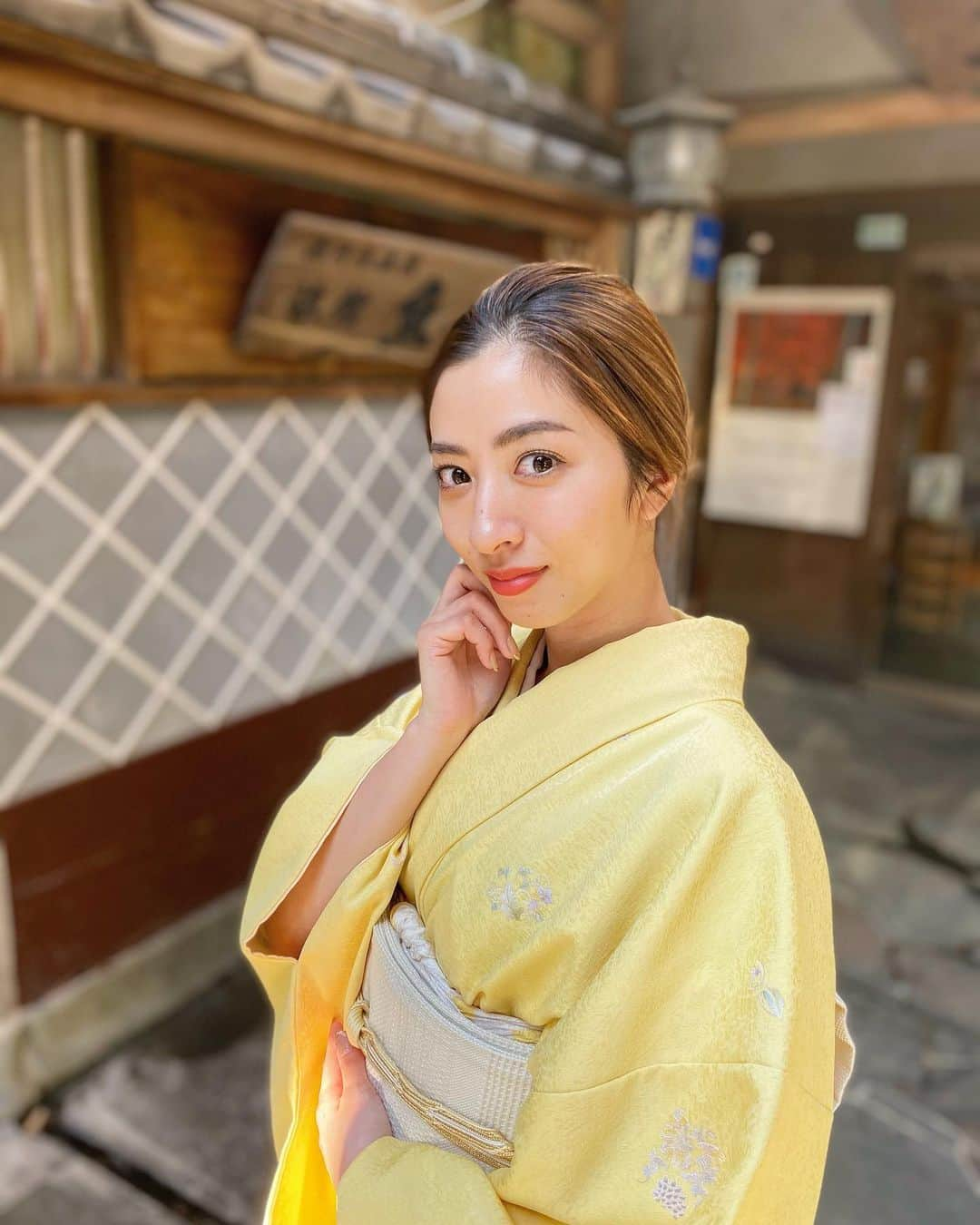 谷澤杏奈さんのインスタグラム写真 - (谷澤杏奈Instagram)「👘  明日は着付け教室です！  ママになって資格を取るために教室に通うなんて 思ってもみなかったけど、学ぶって楽しい😆💓  教室とかが開けるライセンスを取るまでには 後1年近く通わないとだけど 旅館で着付けのワークショップや和のコラボワークショップなど 今やりたいと思っている事が実現する 1年後を想像するとワクワクします🌈👏🏽  いまチャレンジしているビューティージャパン東海大会で 受賞して、もっともっと、湯河原のことや和文化を広められたら… 着物が若い子にとって、もっともっと身近な物になる きっかけになればいいな…っと思っています❤️  #魚判 #温泉 #若女将 #湯河原 #若女将業 #着物 #着物スタイル #着物ヘア #和装ヘア #和装 #日本 #伝統 #歴史 #文化 #japan #kimono #traditional #若女将業 #着付け教室 #湯河原温泉を盛り上げたい #湯河原温泉 #みんなで美しい着物 #みんなで美しいキモノ #ビューティージャパン #ビューティージャパン東海大会 #beautyjapan #beautyjapantokai #着物女子 #着物コーディネート  #着物コーデ」2月16日 23時22分 - anna.uohan