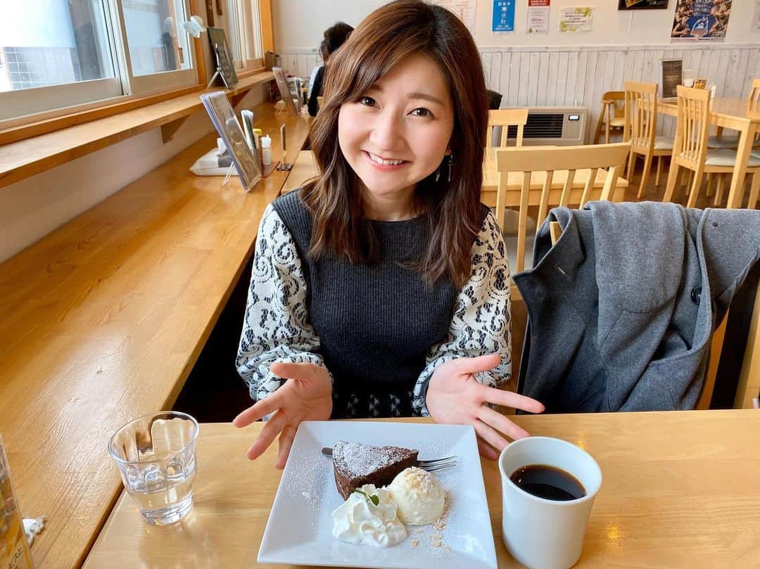 服部未佳さんのインスタグラム写真 - (服部未佳Instagram)「先日、千秋さんと おいしいケーキを食べました🍓 久しぶりに2人でゆっくりお話できて 嬉しかったなぁ🥰 楽しい時間をありがとうございました🎶 優しくて頼もしくて たま〜におっちょこちょいで ちょ〜かわいい 大好きな先輩です💘 #稲葉千秋 #アナウンサー #ドラゴンカフェ #🍰 #☕️」2月16日 23時28分 - mikahattori_aba