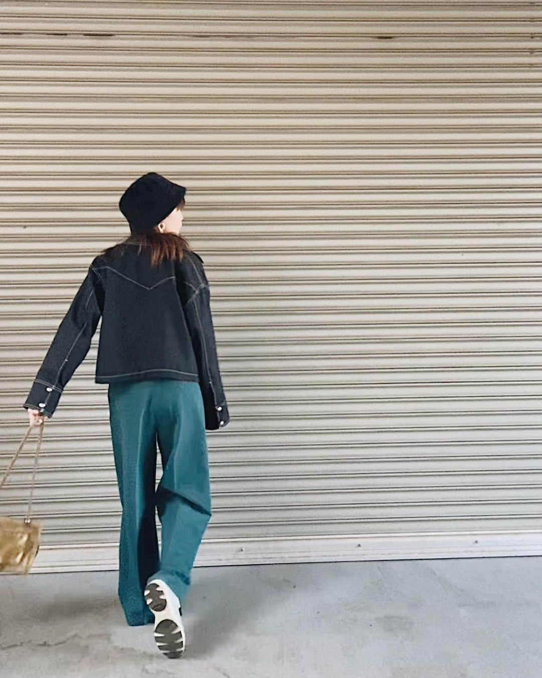 三橋栄香のインスタグラム：「珍しくスニーカーだった日の👟🤍 CREOLMEのオーバーサイズなジャケットが着たくて組んでみた💫💫💫 パンツのカラーも好みなんだなぁ🤍」