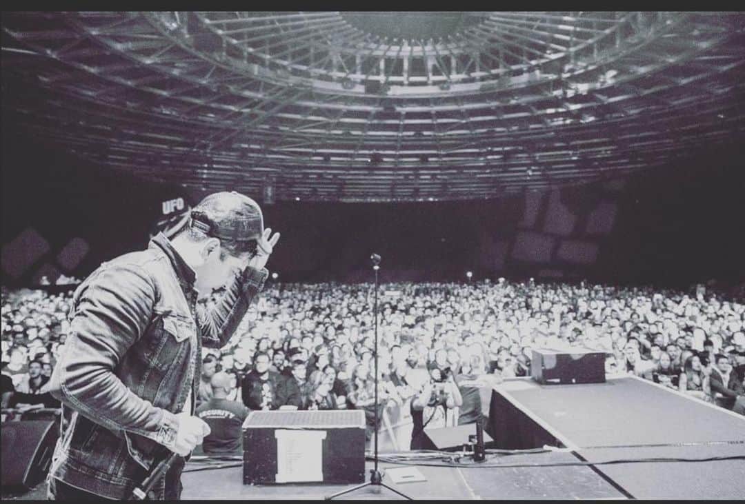 Zebraheadさんのインスタグラム写真 - (ZebraheadInstagram)「@alionelouder tipping his hat saying "hello" to a few friends last year. And a good day to you!!  #Zebrahead #braininvaders #mfzb #tipofthehat  📷by @nickneuenhausphotography」2月17日 10時23分 - zebraheadofficial