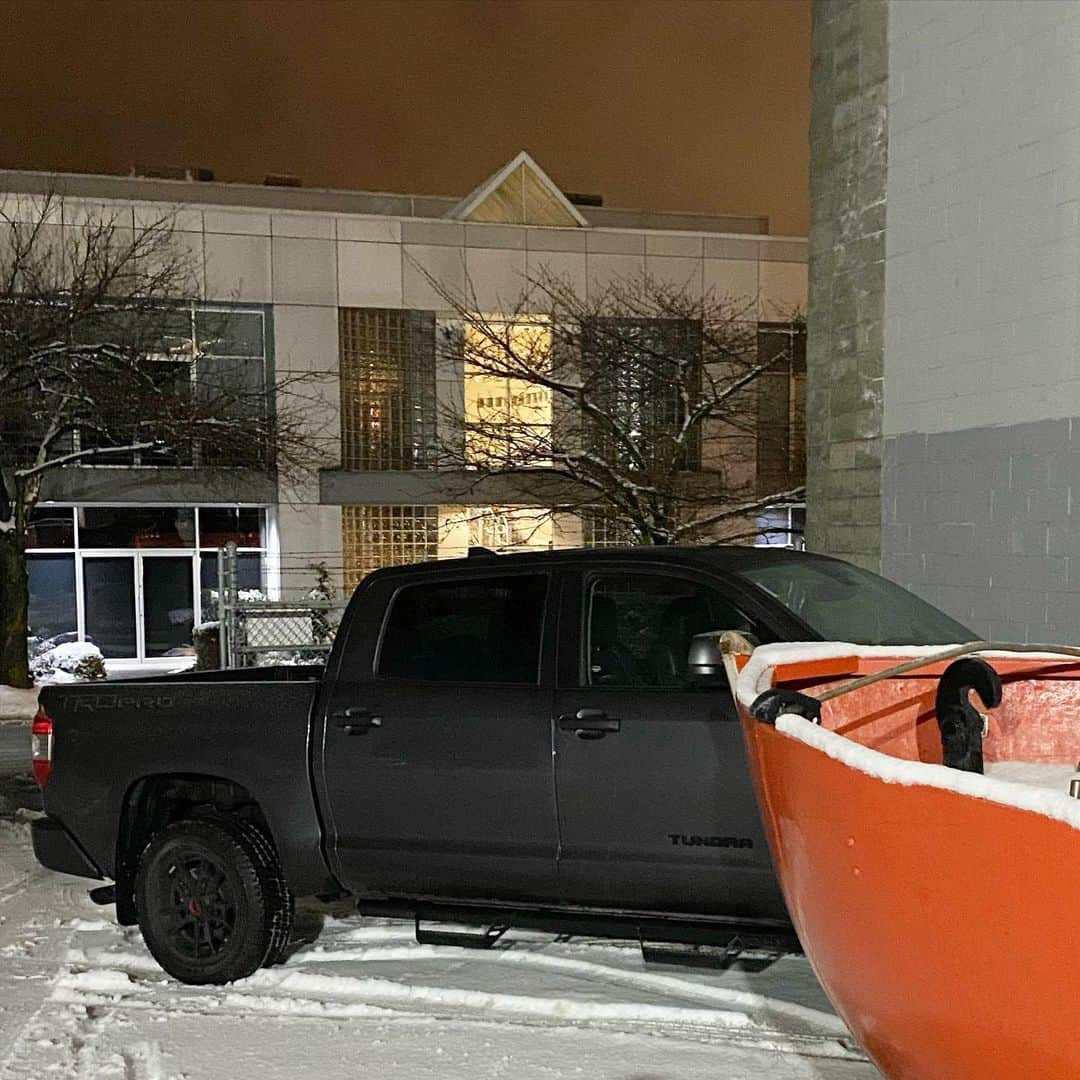 ドミニク・パーセルのインスタグラム：「My truck #Mildred and my orange boat.」