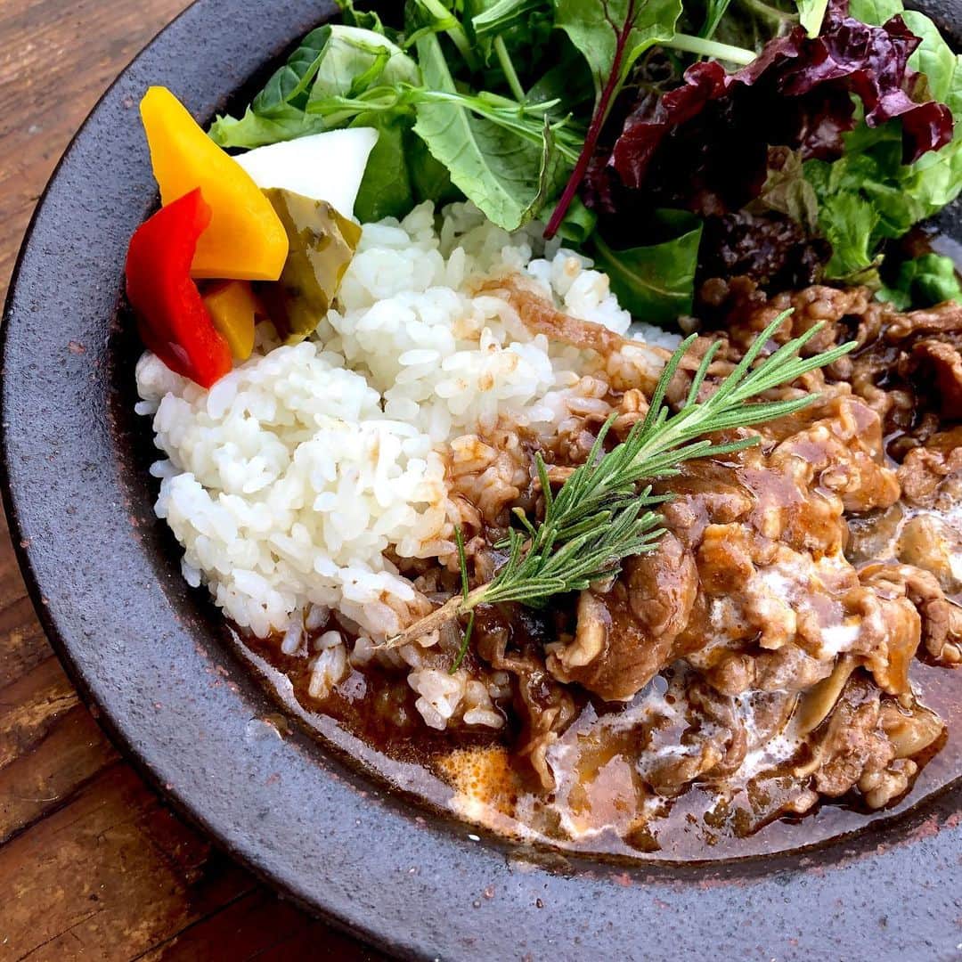 手紙社のインスタグラム：「【手紙舎つつじヶ丘本店】 本日のお食事メニューは、自家製ハヤシライスと、魯肉飯(ルーローハン)の2種類をご用意しております。それぞれ数量限定となりますので、売り切れ次第の終了とさせていただきます。ご了承くださいませ。過ごしやすい季節になってきましたので、テラス席や、テイクアウトもおすすめです。  . 営業時間のお知らせ 平日・土日祝日　11:00〜16:00（L.O15:30） . 2021.2.17 . #手紙舎#手紙社#tegamisha#柴崎#つつじヶ丘#つつじヶ丘本店#手紙舎つつじヶ丘本店#調布#調布カフェ#神代団地#神代団地商店街#ランチ#テイクアウト#ハヤシライス#ルーローハン」