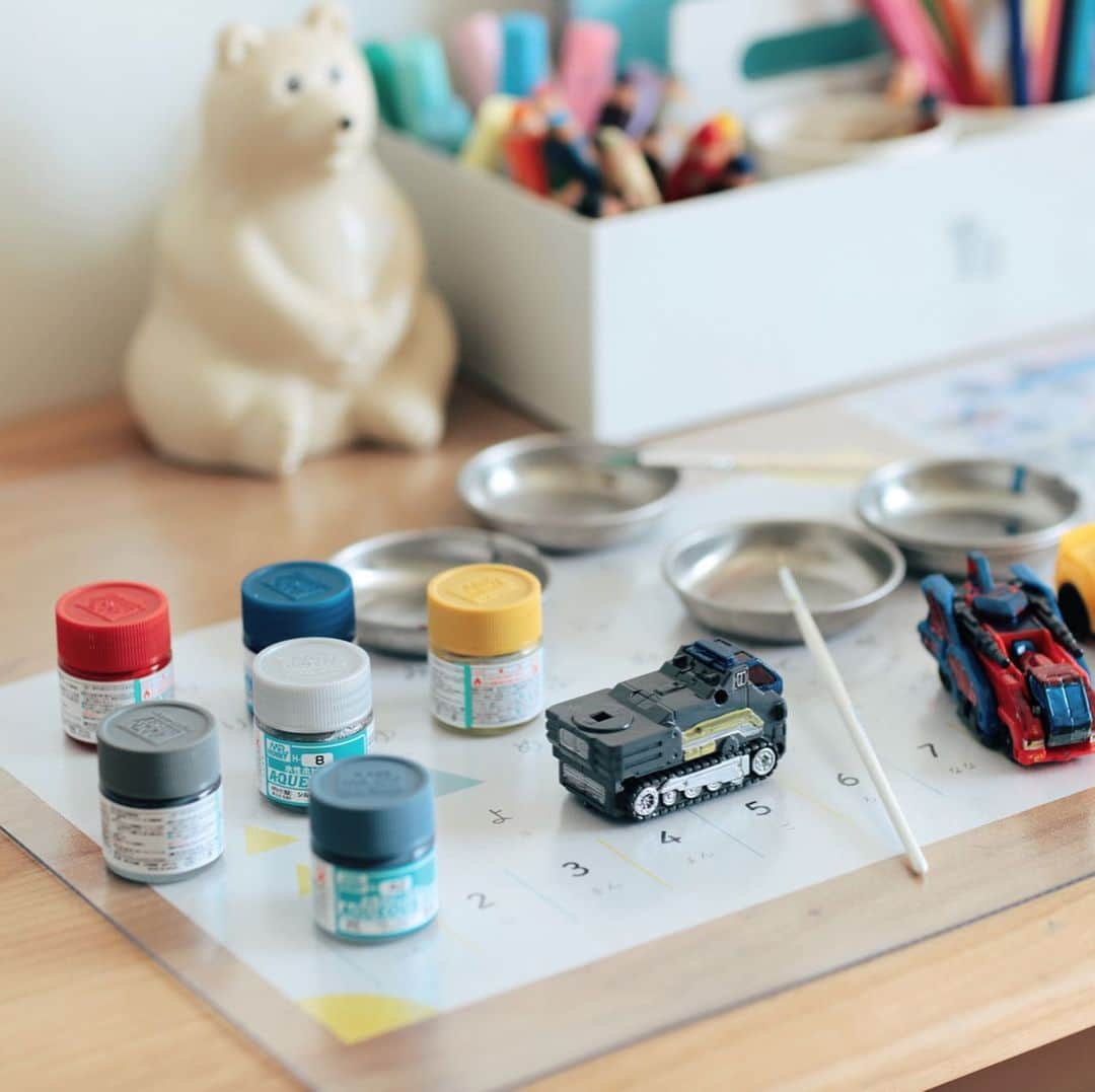 きなこのインスタグラム：「最近の息子のハマってるあそび🖍 持ってるおもちゃを自分好みの色に塗り替えること。最初は油性ペンを使っていたのだけど、とーちゃんからプラモデル用の塗料の使い方を教えてもらい、毎日せっせと塗装作業に没頭中。とても楽しそうな我が家の男子たち（2枚目）。 しばらく遊んでいなくて奥に片付けていたおもちゃたちが新しく塗り替えられ、またまたお気に入りのおもちゃに昇格していってます🙌✨  最後の写真は、もっと塗るのを楽しめるように100均で買った大きめのおもちゃからシールを全て剥がし、色がつきやすいようやすりがけしたもの。ガンプラ用の塗装ペンが色づきもよく塗りやすい♩  息子がもうちょっと大きくなったら一緒にプラモデルを作りたいなぁ😊」