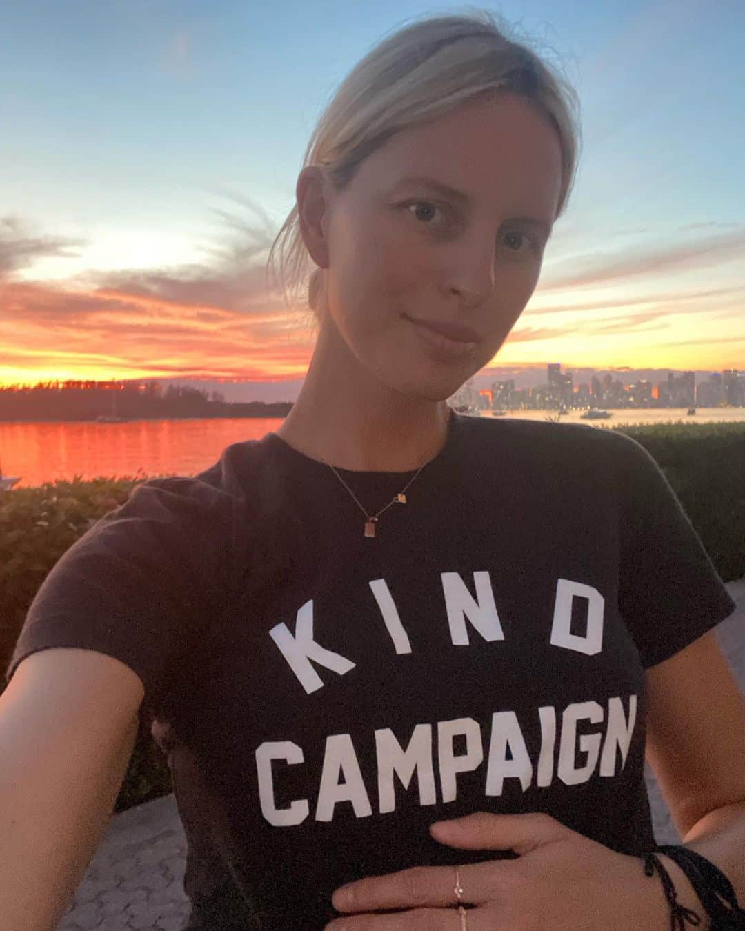 カロリナ・クルコヴァさんのインスタグラム写真 - (カロリナ・クルコヴァInstagram)「Kindness is everything. 🖤 #kindcampaign #sunset」2月17日 8時52分 - karolinakurkova