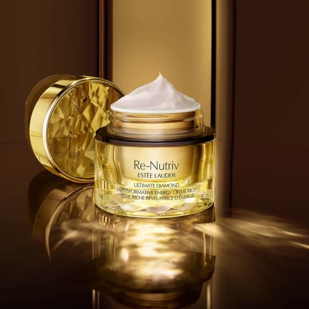 エスティローダーのインスタグラム：「Dip into #ExtraordinaryBeauty. ✨ #ReNutriv Ultimate Diamond Creme Rich deeply nourishes and transforms the look of your skin with the power of our exclusive #BlackDiamondTruffle.」