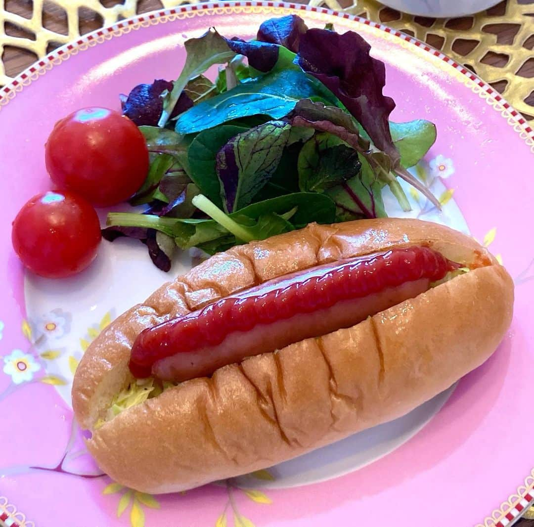 六車奈々さんのインスタグラム写真 - (六車奈々Instagram)「おはよう😃 朝ごはん、食べましたか？ 朝は三食の中で一番大切だから、しっかり食べてねー！  このホットドッグは、母が子供の頃によく作ってくれて、大好きでした。 今は、娘の大好物^ ^ 手順はストーリーに載せるので、良ければ作ってね。  では、今日も良い一日を〜(*^o^*)  #おうちごはん #朝ごはん #美食同源  #時間割美容 #インナービューティー  #六車奈々 #働くママごはん #ワーママごはん #料理 #おふくろの味  #ホットドッグ   #workingmama #japanese #hotdog #breakfast #goodmorning #haveaniceday #yammy」2月17日 8時53分 - nanarokusha