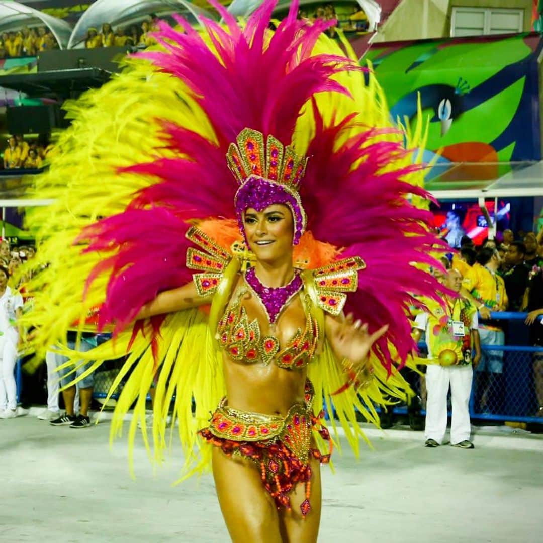 Thaila Ayalaのインスタグラム：「OBRIGADA @granderio 💚❤️ POR ME PROPORCIONAR INESQUECÍVEIS e MÁGICOS CARNAVAIS.  Eu tenho a minha fantasia favorita, quero ver se bate com a de vocês! Votem aí!!!   1- 2018  2 - 2019  3- 2017  4 - 2016  5 - 2015」