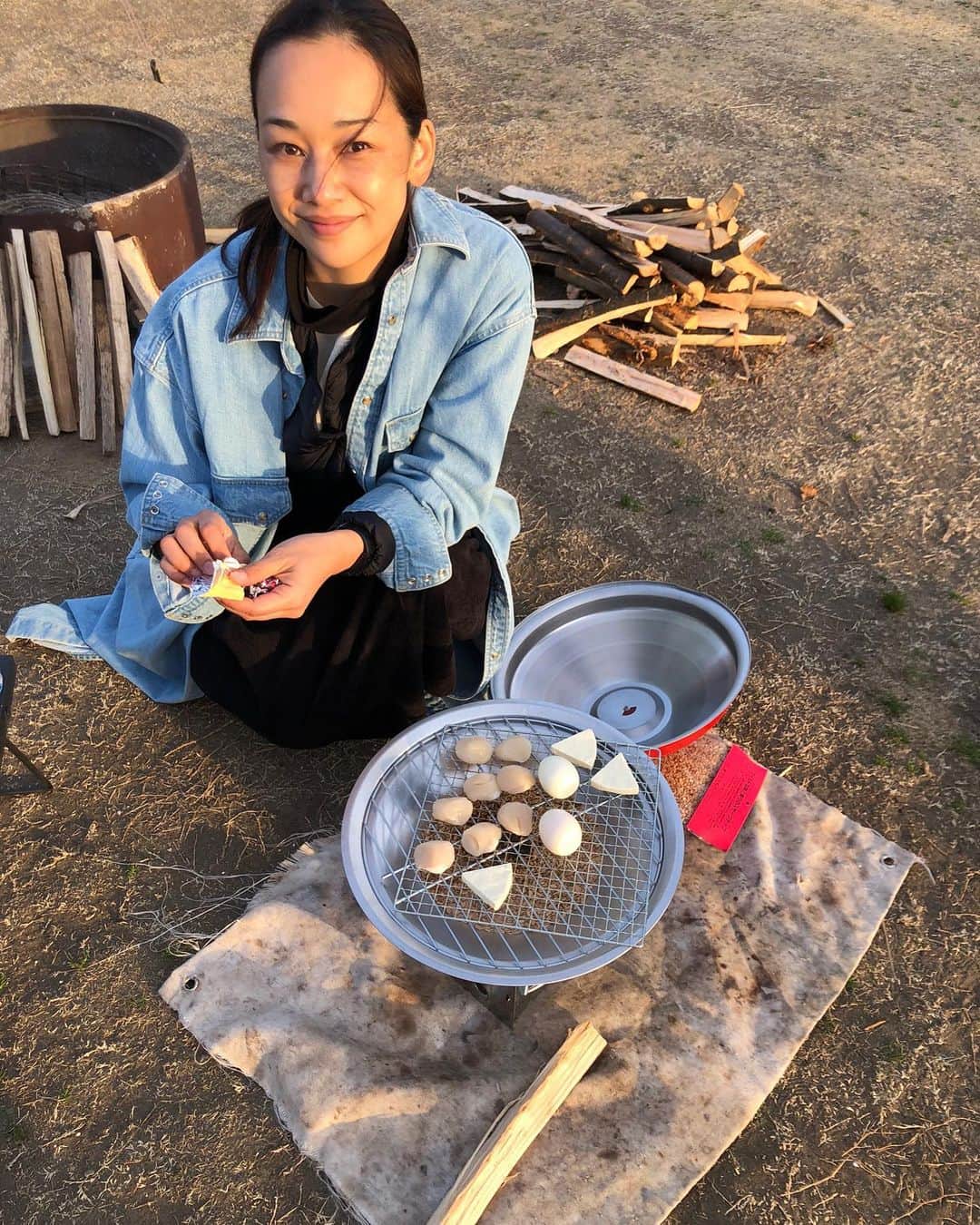 諸岡なほ子さんのインスタグラム写真 - (諸岡なほ子Instagram)「週末は久々のキャンプをしてました。 帆立と卵とカマンベールを燻す女、置いておきます。冬枯れしすり減った芝生の哀愁も合わせてお楽しみください。  あー、また日焼けした😭  #キャンプ #燻製 #諸岡なほ子 #タグのセンス」2月17日 8時56分 - morookanahoko