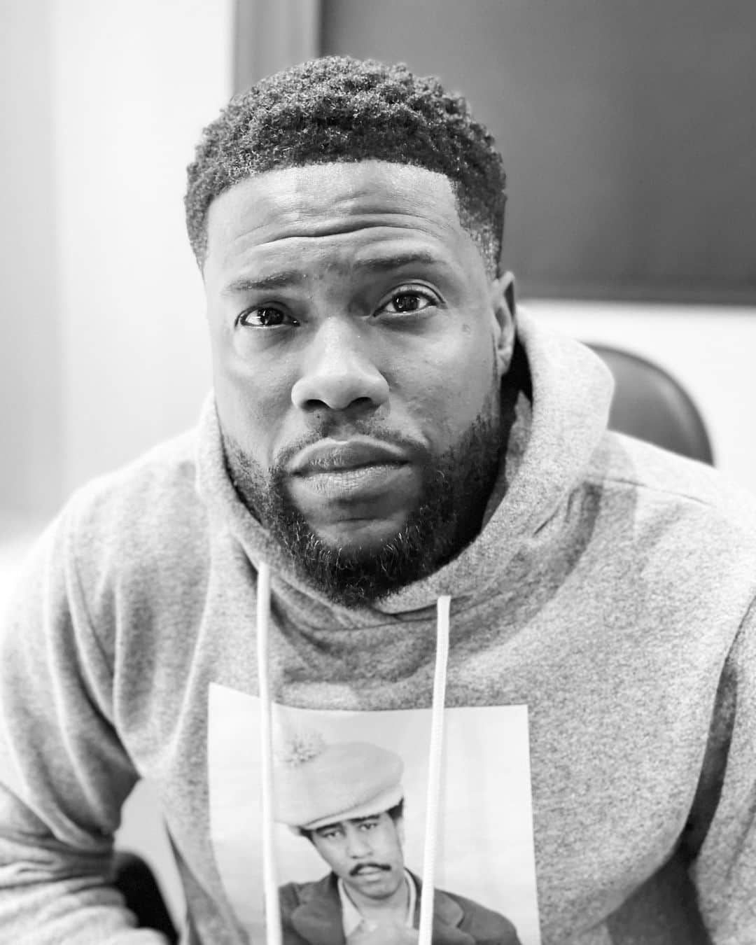 ケビン・ハートさんのインスタグラム写真 - (ケビン・ハートInstagram)「Blank stare Tuesday’s 🤷🏾‍♂️」2月17日 8時59分 - kevinhart4real