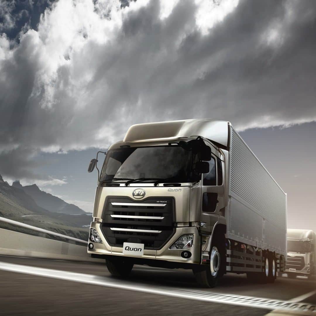 ＵＤトラックスさんのインスタグラム写真 - (ＵＤトラックスInstagram)「今週のトラック：クオン . トラックに求められる5つの要素-運転性能、燃費性能、 安全性、生産性、稼働率を一歩先まで高めたＵＤトラッ クスのフラッグシップ大型モデルです。「人を想う」技術革新により、ドライバーに快適な運転環境を提供します。 . Truck of the week: Quon . UD Trucks' flagship heavy-duty model that goes the extra mile for five essential features: Drivability, fuel efficiency, safety, productivity and uptime. Innovation that puts people first and provides a comfortable driving experience. . #UDTrucks #UD #trucks #UDトラックス #Quon #クオン #HDT #大型トラック #はたらく車 #TruckOfTheWeek」2月17日 9時00分 - udtrucksjp
