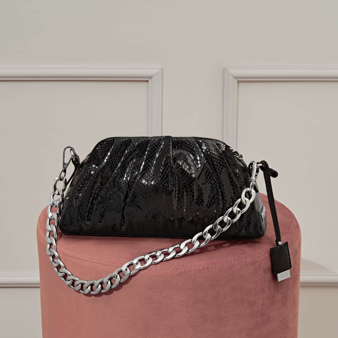 Santa Lollaのインスタグラム：「O mix da textura de cobra com a alça em maxi correntes prata fazem dessa bolsa um item fashionista para alavancar a produção. Varie o look retirando as alças da bolsa e usando-a como clutch de acordo com a sua necessidade! [ 0452.2C76.01B5.00AA • R$279,90 ] #santalollaverao21 #shiny #SLhandbags #pouchbag」
