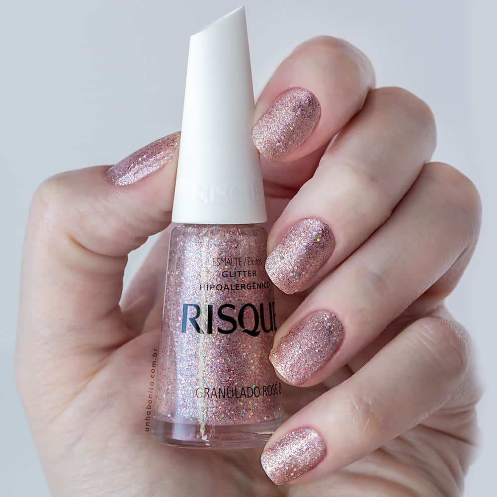 Risqueのインスタグラム：「A gente fica sem o Carnaval, mas não fica sem o glitter! 😍 O #GranuladoRosé é perfeito para deixar suas unhas lindas e bem brilhantes. Ele cobre super bem e dá pra fazer varias camadas até chegar no efeito que você mais gosta! Faça você também usando ele sozinho ou misturando em sua nail art. Se jogue e curta muito os brilhos! ⠀ 📸 @unhabonita @daniele_honorato ⠀ #TáNasNossasMãos #EsmaltesRisqué #RisquéOficial #RisquéRegular」