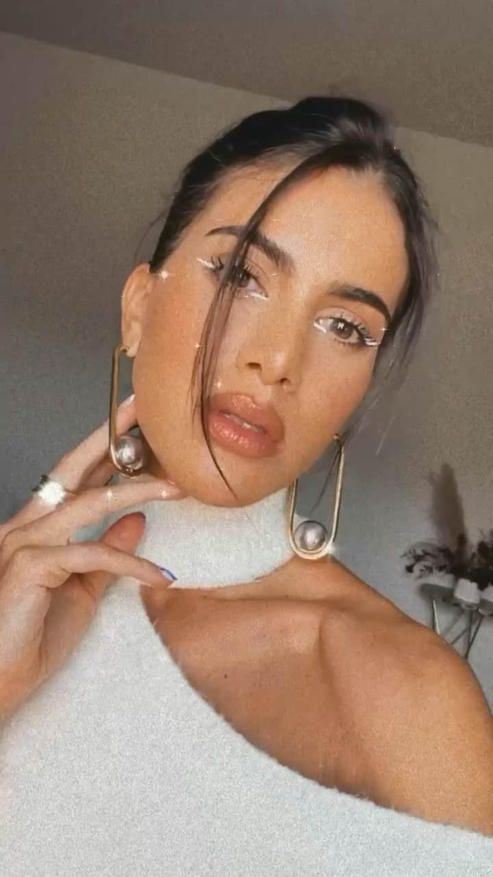 Camila Coelhoのインスタグラム：「#CamiTutotial : How to easily elevate your makeup look! 🤍  ——— A pedidos! Mini tutorial do delineado branco que tenho usado! #makeup #beauty #tutotial」