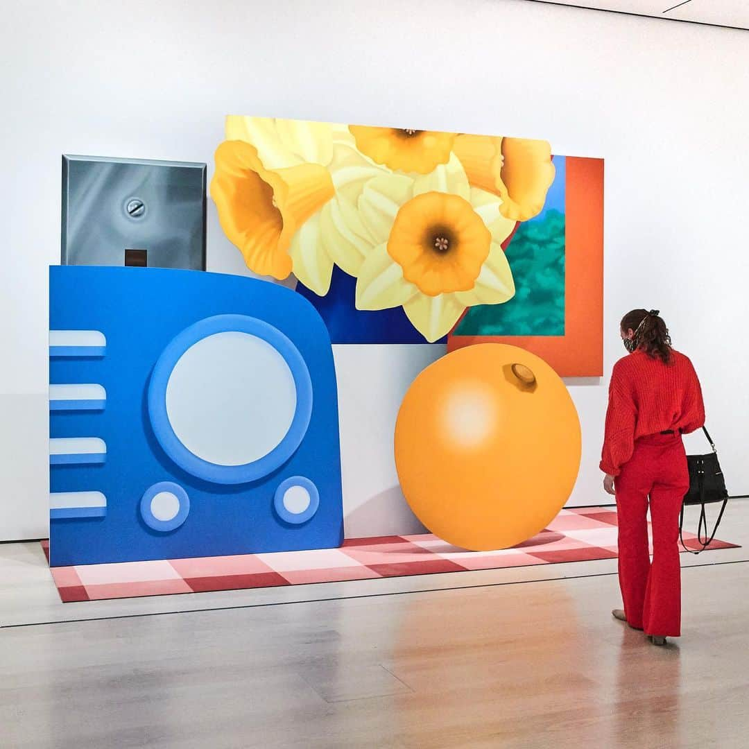 ニューヨーク近代美術館のインスタグラム：「Pop art comes home in our fourth-floor collection gallery, Domestic Disruption.  With postwar economies booming and individual purchasing power on the rise, the international consumer landscape of the 1960s was full of new products that suddenly seemed essential to modern life and the modern home, from washing machines to TVs.  For artists like Tom Wesselmann, everyday objects became a subject of inspiration, contemplation, and subversion. His "Still Life #57" is a larger-than-life tableau of items you might find in the common kitchen.  Works in this gallery by turns celebrate and critique consumerism, reimagining the items that populate our personal spaces. Though many invoke familiar imagery, they don’t all offer comfort as artists propose uncanny scenarios, challenge gender stereotypes, or inflate small objects into enormous versions of themselves.  Explore the gallery in our Stories, and book your ticket to see it in person at the link in our bio. — Tom Wesselmann. "Still Life #57." 1969-70. Oil on canvas and base of acrylic paint on carpet, in six sections.© Tom Wesselmann/Licensed by VAGA, New York. Photo by Gus Powell.  #MoMACollection #MoMANYC #PopArt #TomWesselman @tom_wesselmann」