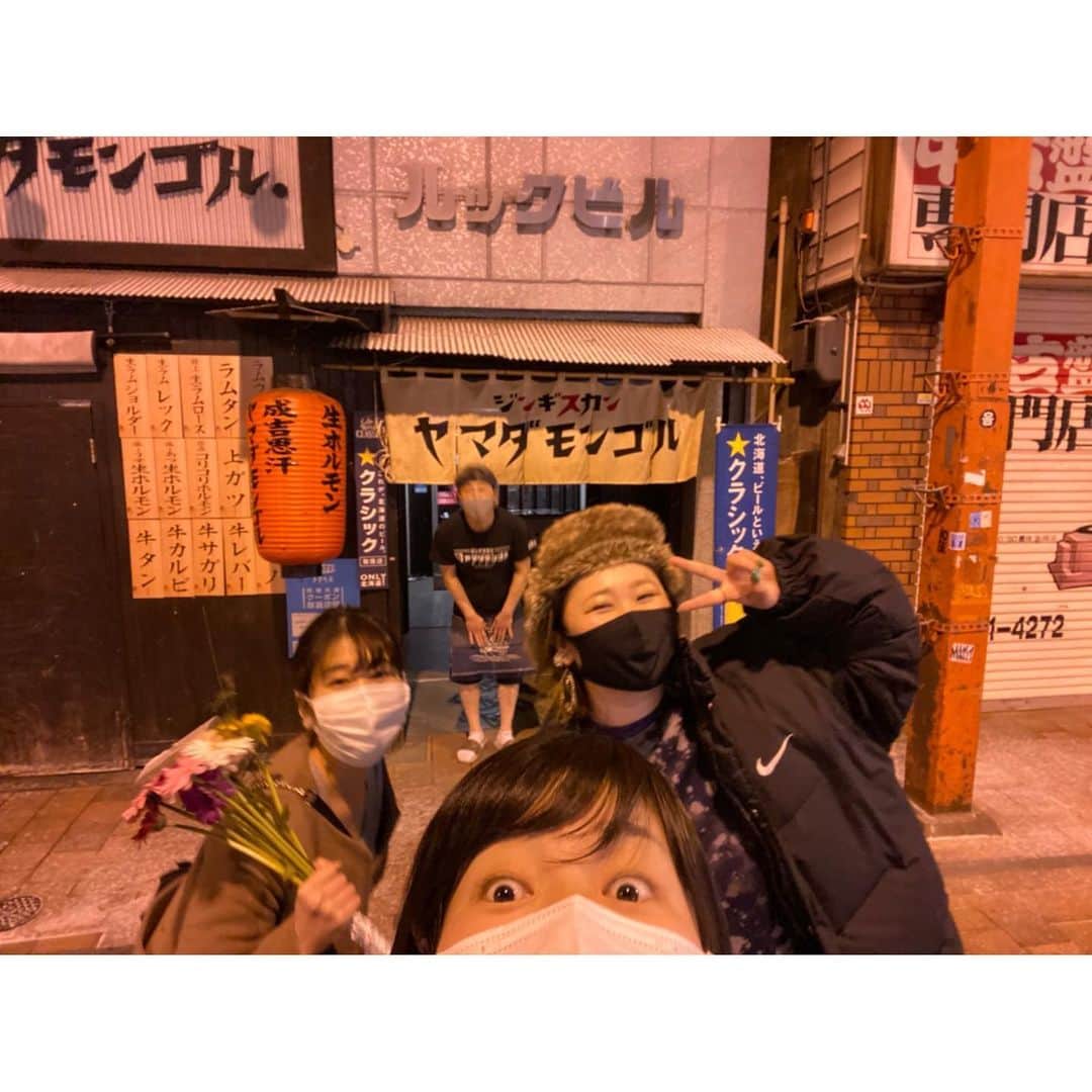 林唯衣さんのインスタグラム写真 - (林唯衣Instagram)「いってらっしゃい、なかし！！！！！ゴーヤパンツとハッピーポンコツな新婚生活を♡♡♡   #今日は玉ねぎをこぼしていた　#谷口と共にポンコツ会東京支部開設　#絶対会いたくない　#とりあえず手作りと見せかけたおわたクッキーより東京の美味しいクッキーを送れ　#マイナスファンってなに？　@smilesmrn @ak503011」2月17日 9時21分 - yui__hayashi