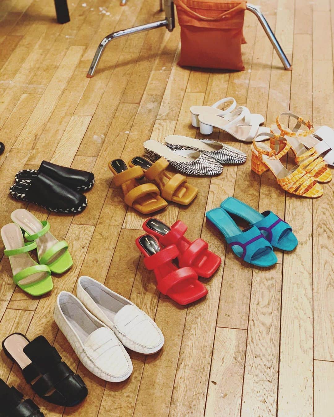 二ノ宮和佳子のインスタグラム：「Spring has come!!  #shoes #sandal #proenzaschouler #carmensalas #maryamnassirzadeh #tsurubymarikooikawa」