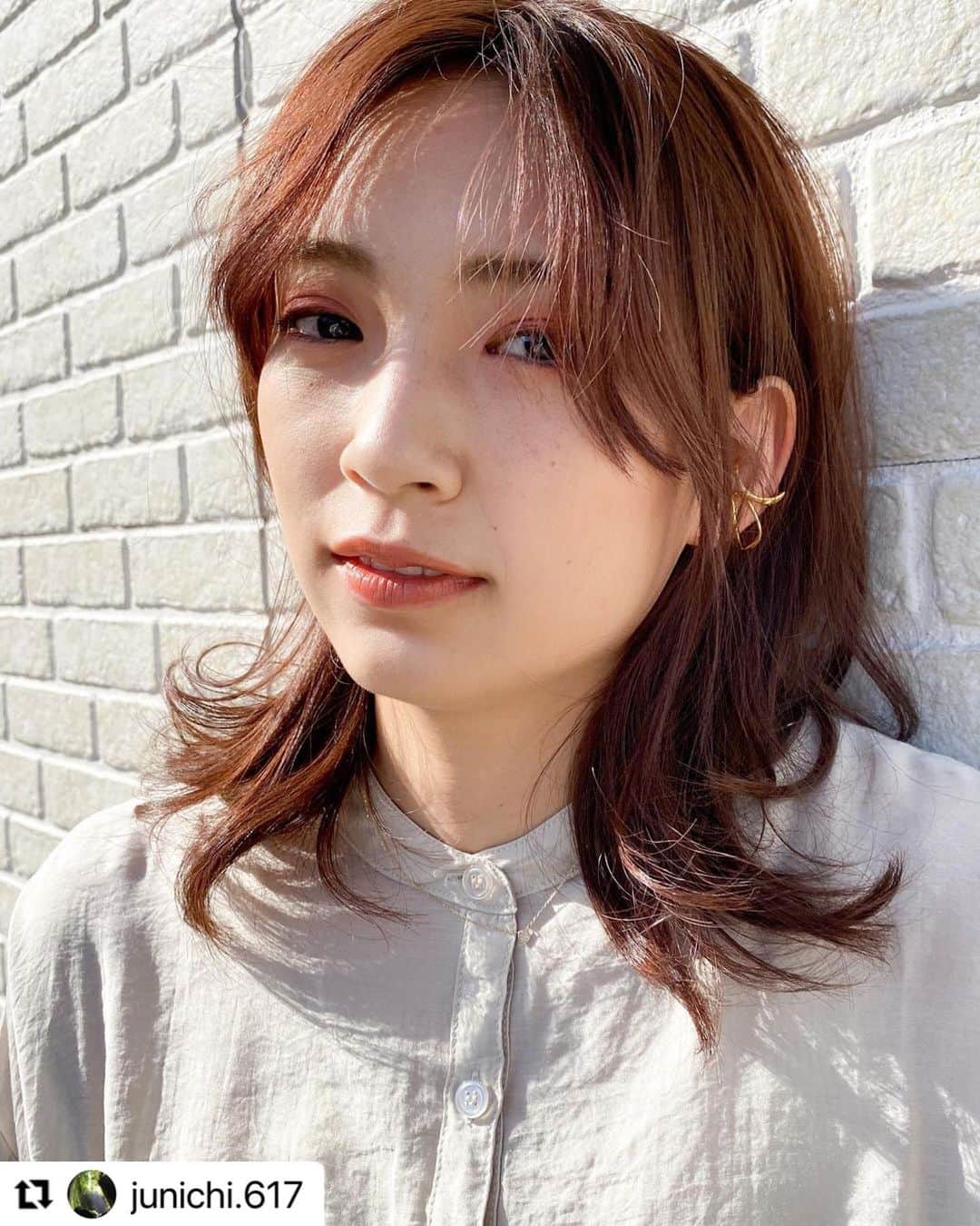 のインスタグラム：「#Repost @junichi.617 with @make_repost ・・・ 【 春撮影✨】 . 外はねミディアムスタイルです✨ . カラーとメイクを春らしくピンク系に . させていただきました！✨ . 皆さんもぜひ春に向けて . イメージチェンジしてみてください✨ .  hair： @junichi.617  make :@ciel.yui  hair salon： @objet_ciel official instagram： @objet_official ---------------------------------------------------- . ＊美容室 obje'tciel＊ 0120-70-8862 . . 〒701-1334 岡山県岡山市北区高松原古才253-1 . . [営業時間] 火〜土曜日 AM9:30-PM7:30  日曜日 AM9:00-PM6:00 . . [定休日] 月曜日・第一火曜日・第三日曜日 . . [Access] 桃太郎線(旧吉備線)備中高松駅から徒歩3分 総社インターから車で5分  ・ ・ [coupon] 新規の方限定クーポン インスタグラムを見て来て頂いた方 全メニュー30%OFF ---------------------------------------------------- #objetciel #オブジェシエル #岡山美容師 #岡山美容師objetciel #岡山美容院 #透明感 #外国人風カラー　 #髪型　 #スロウカラー #throwcolor  #グレージュ　 #ブルージュ #ピンクベージュ #オリーブベージュ #インナーカラー　 #パーソナルカラー　 #ハイライト　 #スタイリング #ミディアムヘア  #コテ巻き」