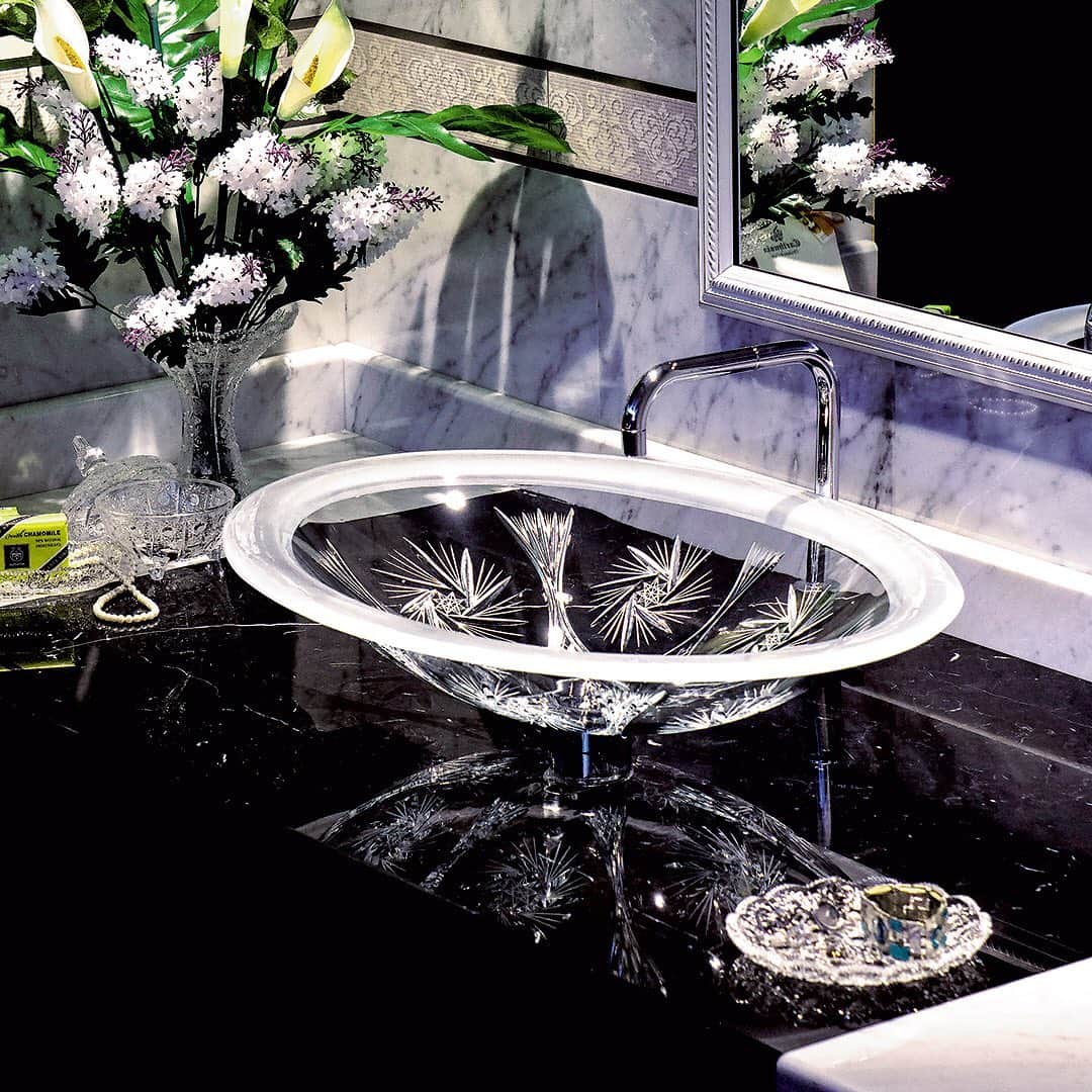 平田タイル_AQUAPiA ENJOY BATHROOM EXPERIENCEのインスタグラム：「. A rich history. A brilliant tradition... SLAVIA CRYSTAL From SLOVAKIA  MAJESTIC 668 W668xD476xH130mm  スラヴィア・クリスタルは、熟練スロヴァキア職人達が先祖代々受け継いできたカッティング（彫刻）技術によるスロヴァキアオリジナル(MADE IN SLOVAKIA)の製品です。「マジェスティック」シリーズはそのカッティングを贅沢に施したハイエンドモデル。ゆったりとした大き目サイズで使いやすさも考慮されています。カッティングは洗面ボウル裏側に施されていますので、お手入れも従来の洗面器同様簡単に。優美な輝きと気品に満ち溢れた伝統的な美しさで、新しい洗面スペースを演出します。  #slaviacrystal #スラヴィアクリスタル #majestic #マジェスティック  #bathroom #バスルーム #サニタリー #手洗器 #手洗いボウル #洗面ボウル #洗面器 #水周り #造作洗面台 #洗面台 #洗面所 #セカンド洗面 #マンションインテリア #リノベーション #リノベ #シンプル #ホテルライク #ホテルライクインテリア #こだわりの家 #注文住宅 #デザイナーズ住宅 #暮らしを楽しむ #平田タイル #hiratatile #アクアピア #aquapia」