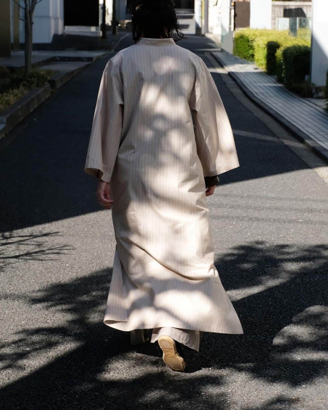 BLOOM&BRANCHのインスタグラム：「﻿ Information ﻿ Cristaseya for BLOOM&BRANCH ﻿ COTTON SILK CAFTAN exclusive﻿ (women’s) 21.2.20- Release﻿ -﻿ 2月20日(土)よりTOKYO、YOKOHAMA、WEB SHOPにてCristaseyaの別注ドレスを発売いたします。ブランドの代名詞ともいえるカフタンドレスを、ビンテージコットンとシルクからなるオリジナルのストライプ生地で特別にオーダーいたしました。異国情緒漂うリラックス感と、エレガントさを持ち合わせたドレスを是非お楽しみください。﻿ -﻿ 発売に先駆けJOURNALではCristaseyaチームへのスペシャルインタビューや、ウィメンズディレクター中出の”心の旅”についてご紹介しております。﻿ -﻿ JOURNALはストーリー及びアーカイブよりご覧いただけます。﻿ -﻿ @cristaseya @bloomandbranch﻿ #cristaseya #bloomandbranch」