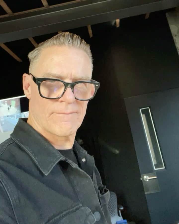 ブライアン・アダムスのインスタグラム：「Today in the studio #bryanadamsalbum15」