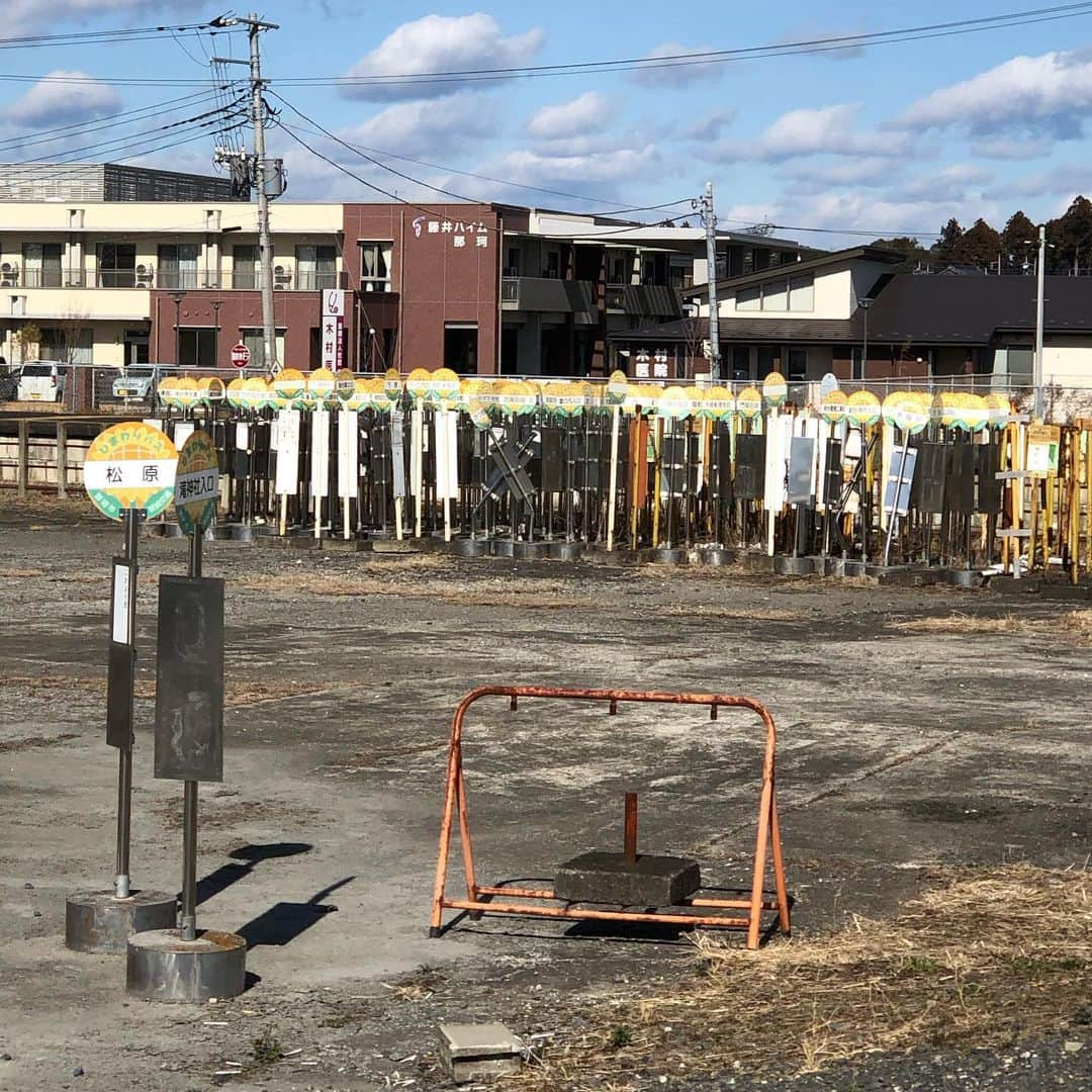 能町みね子のインスタグラム：「バス停のお墓。瓜連駅前」