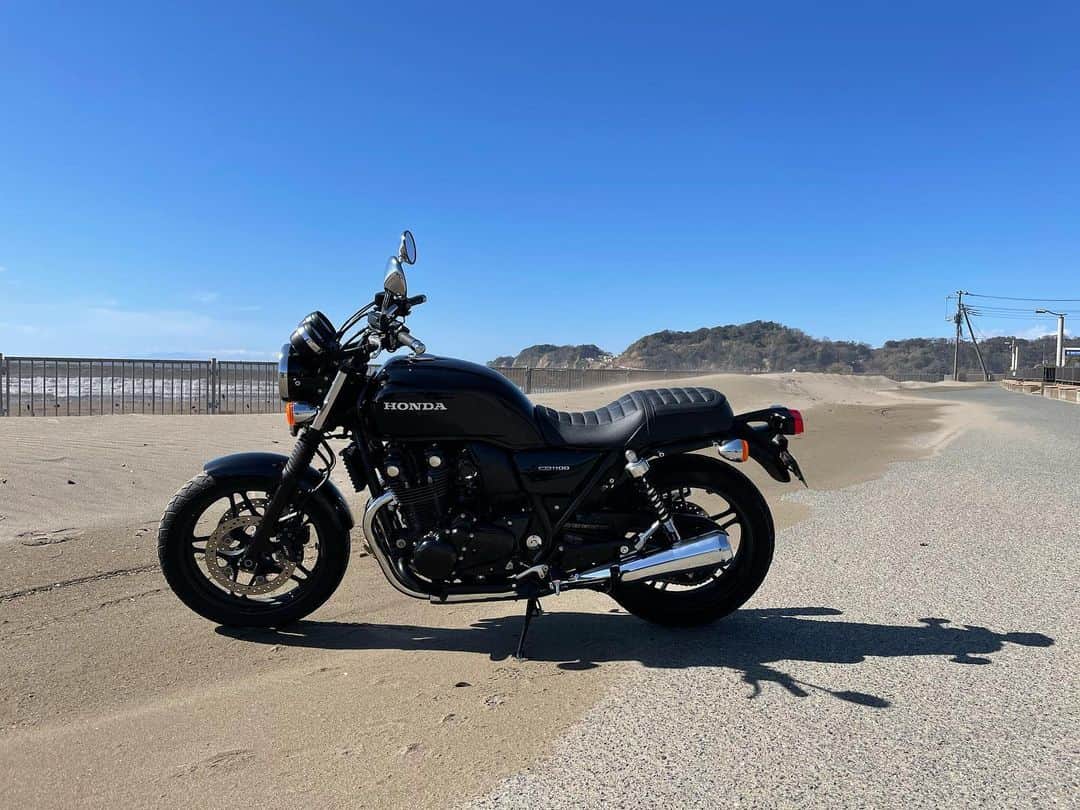 浅野忠信のインスタグラム：「気持ちいい〜！  #cb1100  #hondamotorcycles #hondacb  #motorcycle」