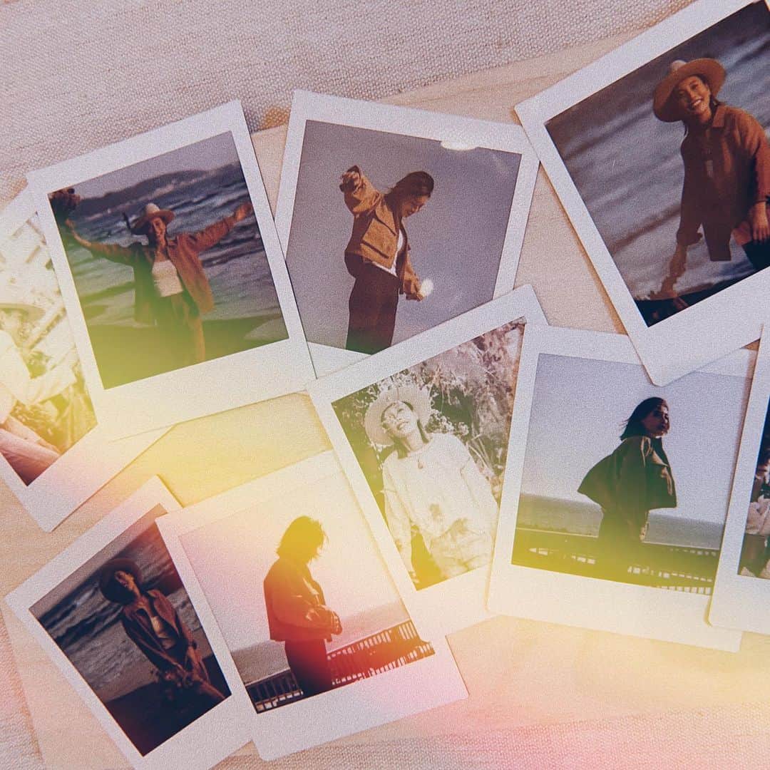 馬詰まほのインスタグラム：「film🎞 Lim Tokyo 2/19 (Fri) Official site open  抽選で9名様にメッセージチェキが付いてきます🦋🍒 これ今回だけ。 もともとする予定は無かったんだけど わたしの希望で今回だけ特別に☻︎ 可愛いすぎるノベルティーも用意してるので 是非ゲットしちゃってね🤍 わたしは一足先にゲットして愛用しちゃってます☺︎  販売までにお洋服たちの紹介も わたしのアカウントと @limtokyo_official で 詳しくしていく予定なので フォローして待っててくれると嬉しいです🌼 #lim2021ss」