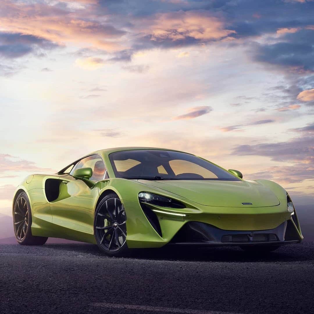 CarsWithoutLimitsさんのインスタグラム写真 - (CarsWithoutLimitsInstagram)「This is the McLaren Artura 🔋   McLaren’s first ever hybrid vehicle with a new twin turbo V6 and one single electric motor for a combined total of 671 horsepower and an electric range of 19 miles. 62 MPH in 3 seconds and a top speed of 205 MPH. The Artura starts $225K USD / $285K CAD   Via @indujan_   #carswithoutlimits #mclaren #artura」2月17日 9時33分 - carswithoutlimits