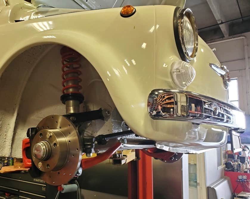 ジェンソン・バトンのインスタグラム：「I weigh 500kg and I’m super cute, who am I?!  Don’t be mislead by the disc brakes!! #dreamgarage #car #classiccars」