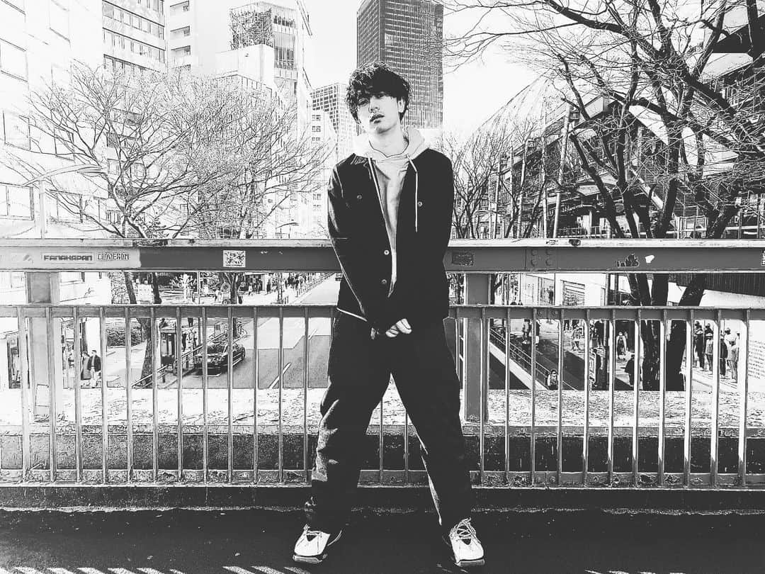 芹沢尚哉のインスタグラム：「#芹沢尚哉コレクション  たまにモノクロもいいでしょ？✨  P.S 花粉症の薬飲むの忘れてドキドキしております💦」