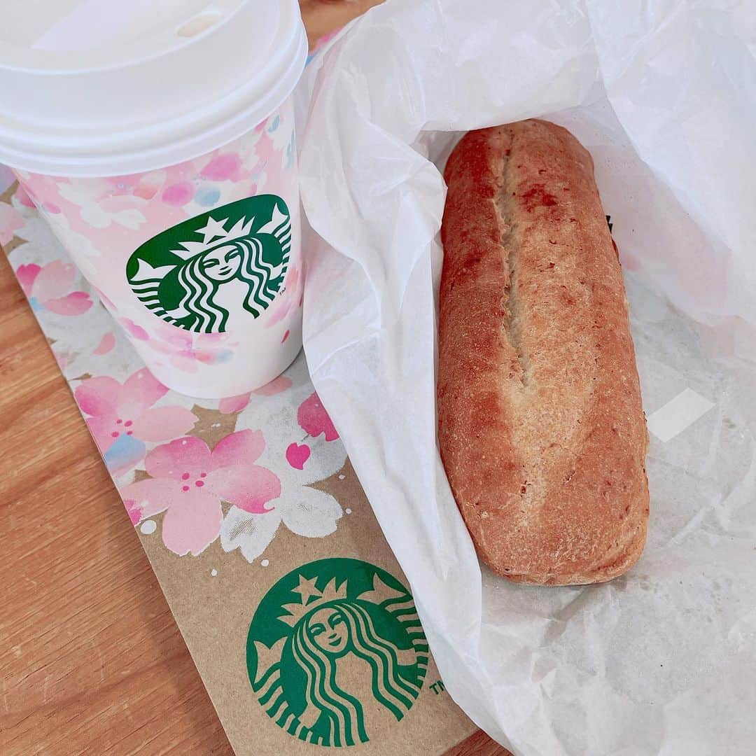のインスタグラム：「Morning☀️ Sakura🌸 Bread🥖 Starbucks☕️ Happy🌈」