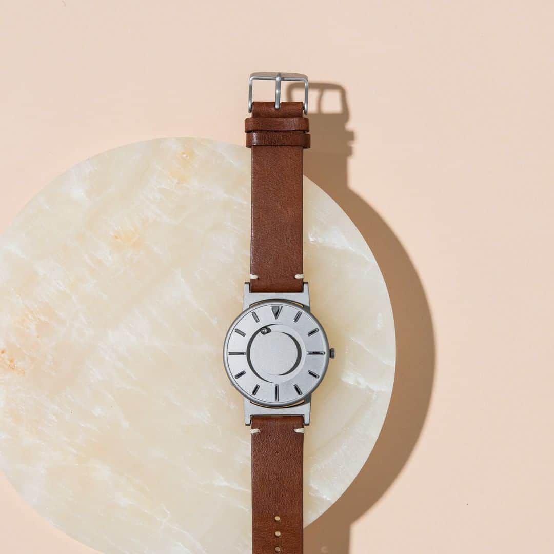 Eone Time Japanさんのインスタグラム写真 - (Eone Time JapanInstagram)「驚く軽さで手首に負担をかけないから ずっとつけていられる。 チタン製のボディとイタリアンレザーでわずか74gの重さ。 Bradley Classic  Design for everyone, Eone  -  #watch #時計 #腕時計 #ユニバーサルデザイン #bradleytimepiece #eone #ブラッドリー #イーワン #ブラッドリータイムピース #触る時計 #今日の時計 #時計好き #お洒落さんと繋がりたい #ペアウォッチ #プレゼント #universaldesign #inclusivedesign」2月17日 9時41分 - eone_japan