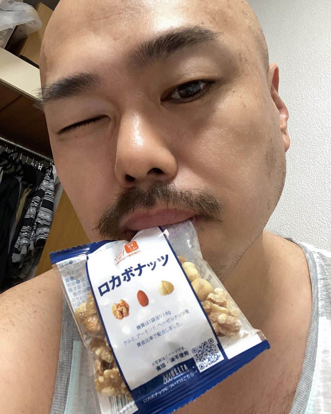 クロちゃんさんのインスタグラム写真 - (クロちゃんInstagram)「朝ごはんは、ロカボナッツ。 2袋食べよーっとだしん♪」2月17日 9時41分 - kurochandesuwawa